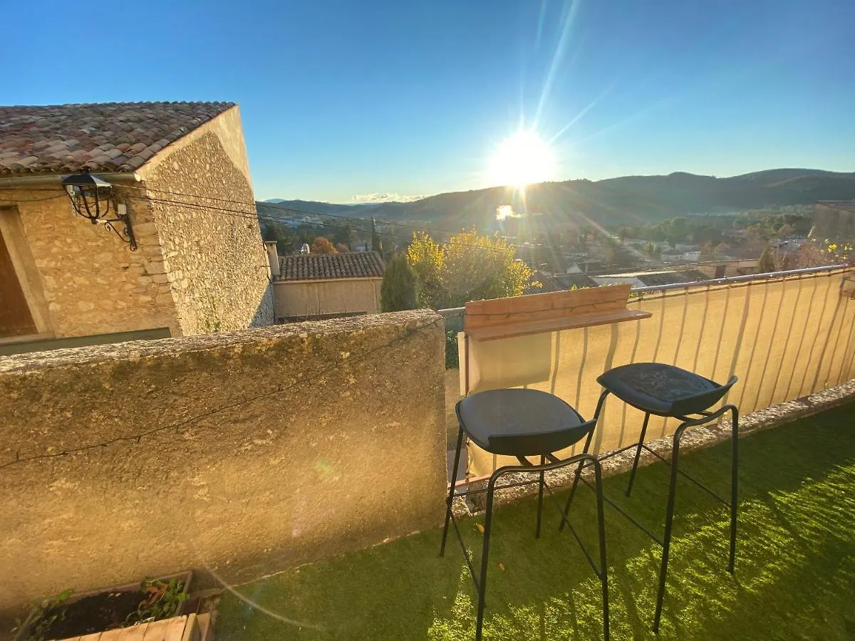 Appartement Grand T1 Vue Collines Au Coeur De La Provence à Gréoux-les-Bains