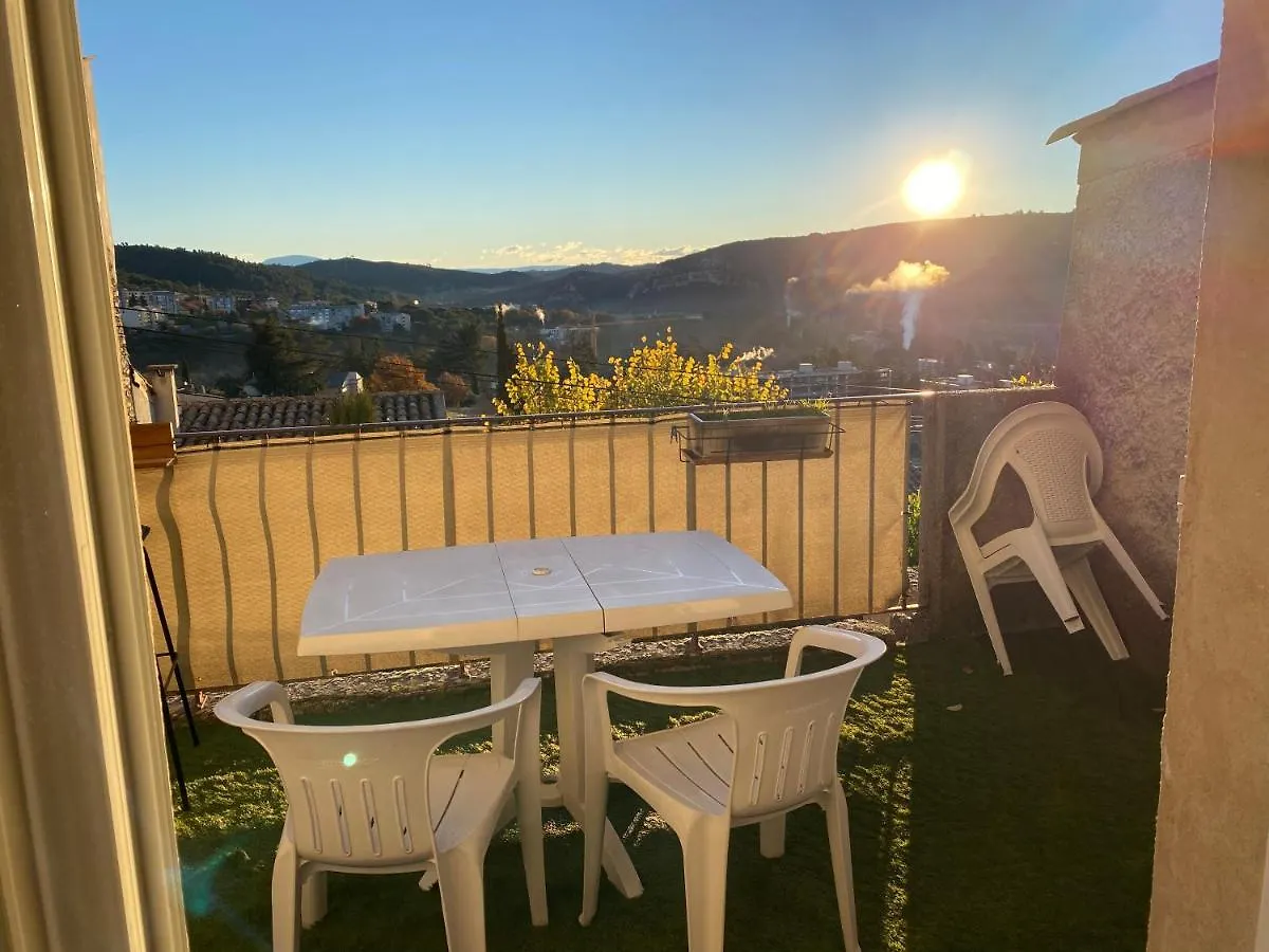 Appartement Grand T1 Vue Collines Au Coeur De La Provence à Gréoux-les-Bains