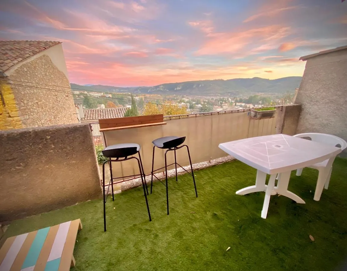 Appartement Grand T1 Vue Collines Au Coeur De La Provence à Gréoux-les-Bains