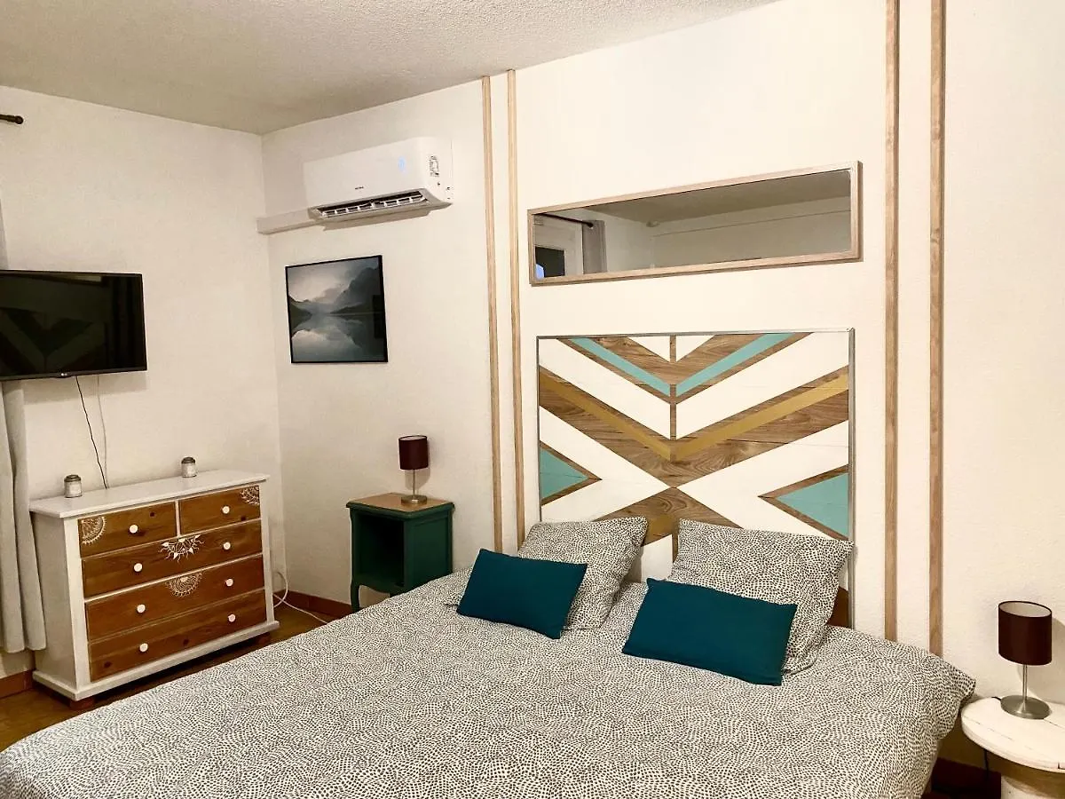 Appartement Grand T1 Vue Collines Au Coeur De La Provence à Gréoux-les-Bains