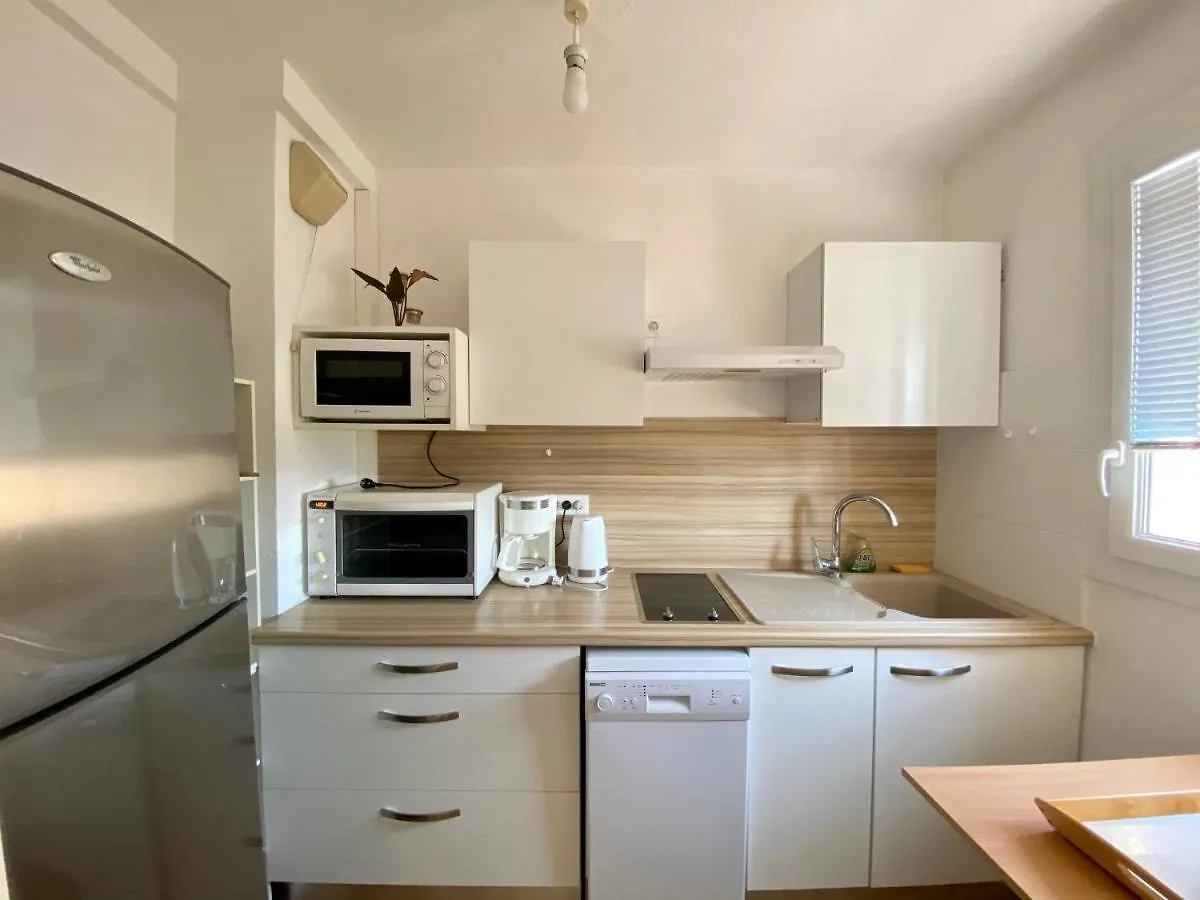 Appartement Grand T1 Vue Collines Au Coeur De La Provence à Gréoux-les-Bains
